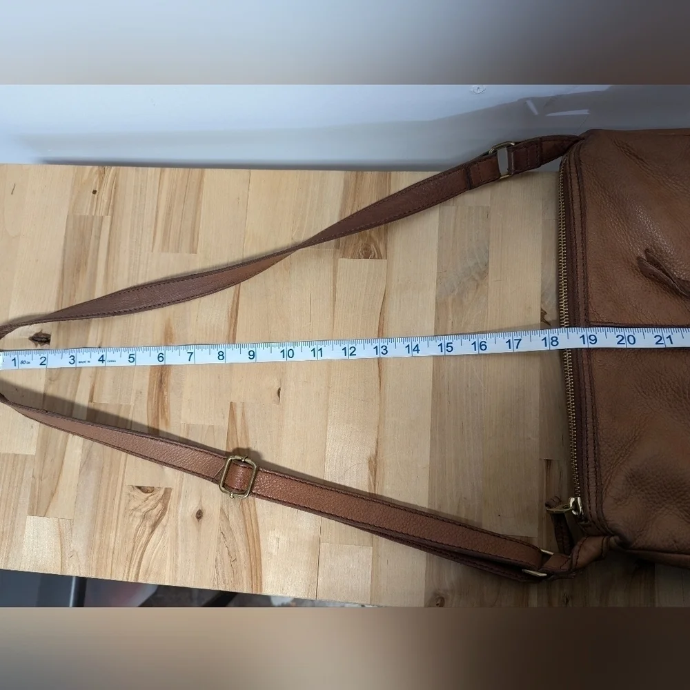 Fossil Brown Leather Crossbody Zipper Close Pockets Adjustable Strap Brass